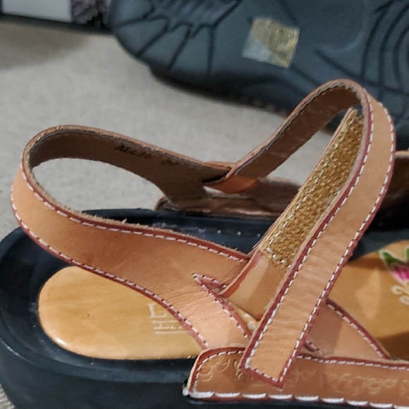 Brown Leather Sandals with Floral Design - Picture 15 of 15
